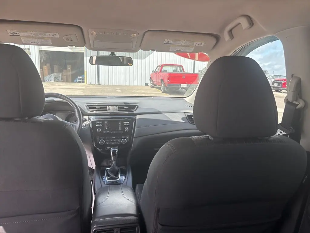 2017 Nissan Rogue SV photo 25