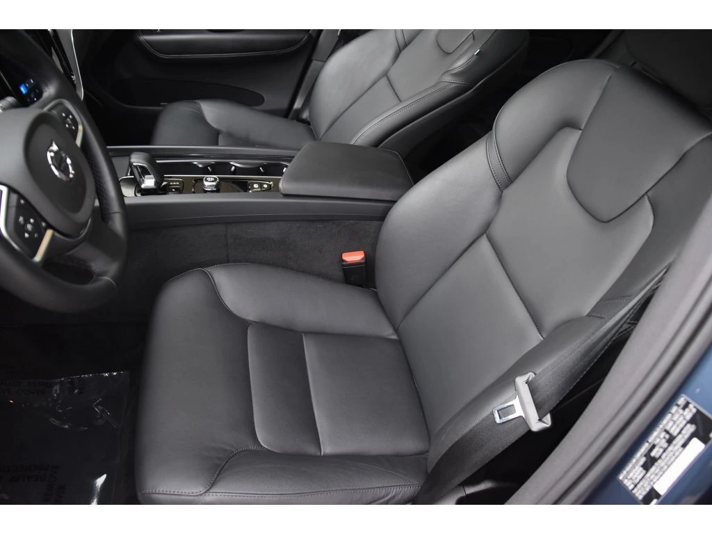 2025 Volvo - image 14