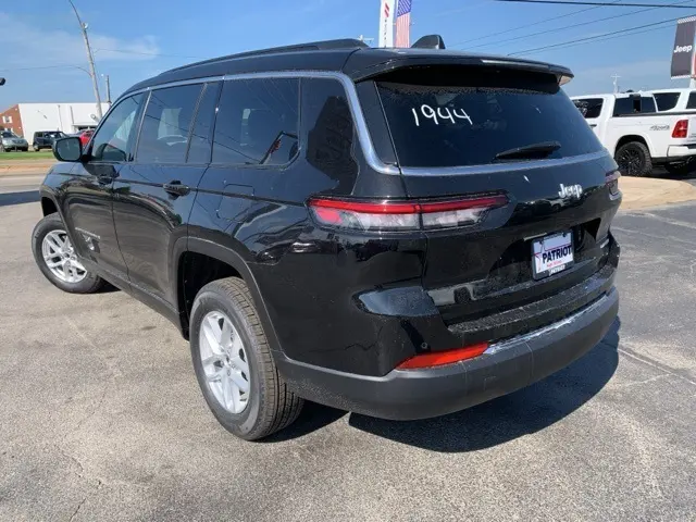 2025 Jeep Grand Cherokee Laredo photo 3