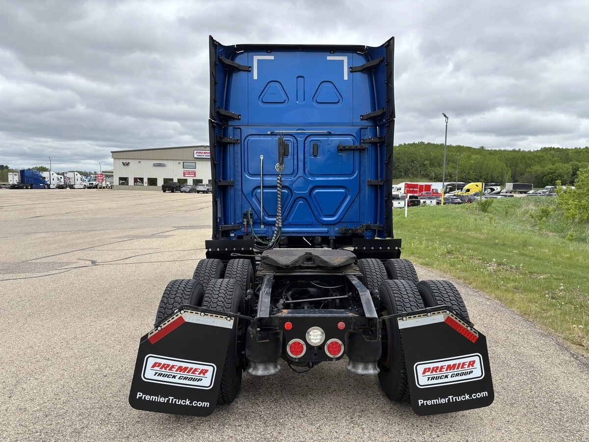 2022 Freightliner Cascadia — photo 6