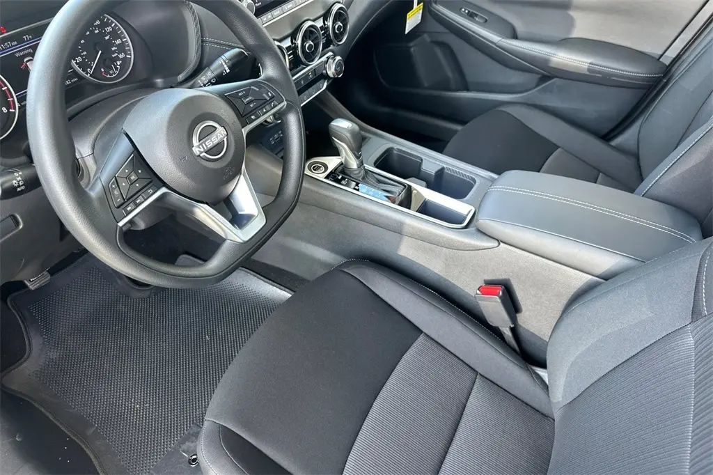 2025 Nissan Sentra SV photo 8
