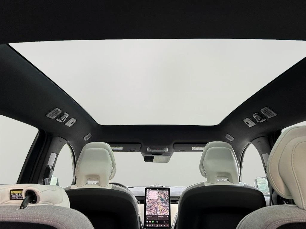 2025 Volvo - image 8