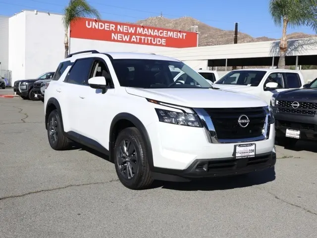 2025 Nissan Pathfinder SV's photo
