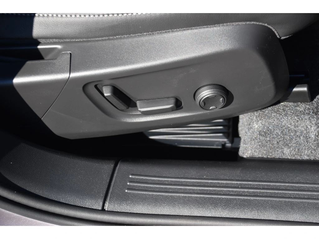 2026 Volvo - image 31