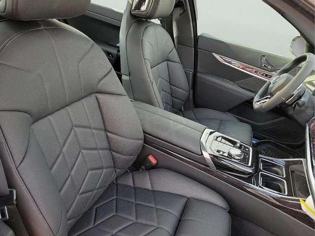 2026 BMW 7 Series 750e - Photo 18