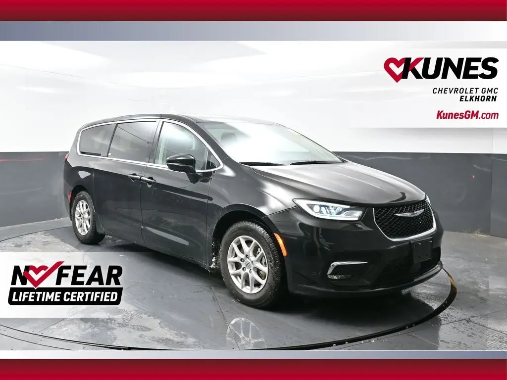 2024 Chrysler Pacifica Touring L's photo