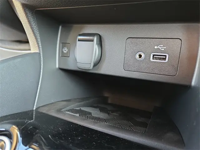 2025 Nissan Versa 1.6 SV photo 33