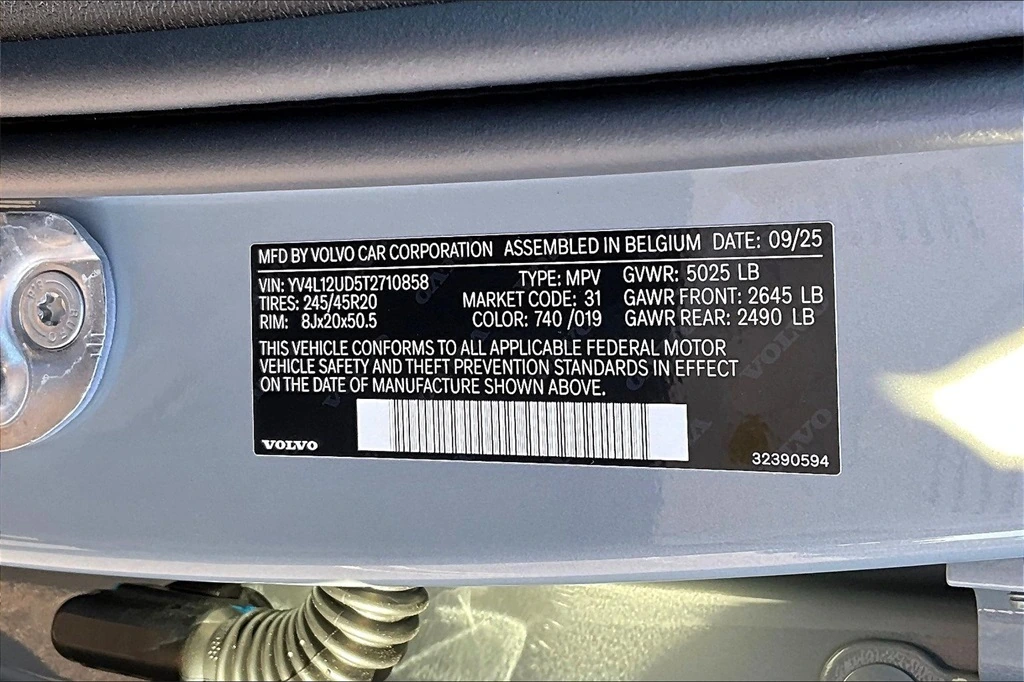 2026 Volvo - image 8