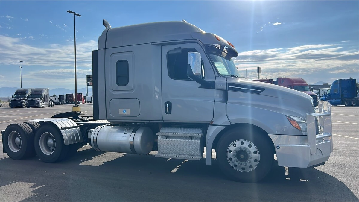 2023 Freightliner Cascadia — photo 4