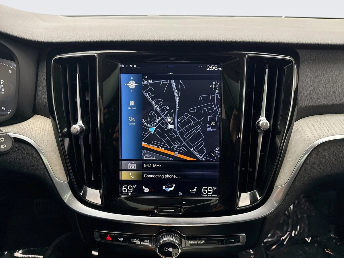 2022 Volvo - image 15