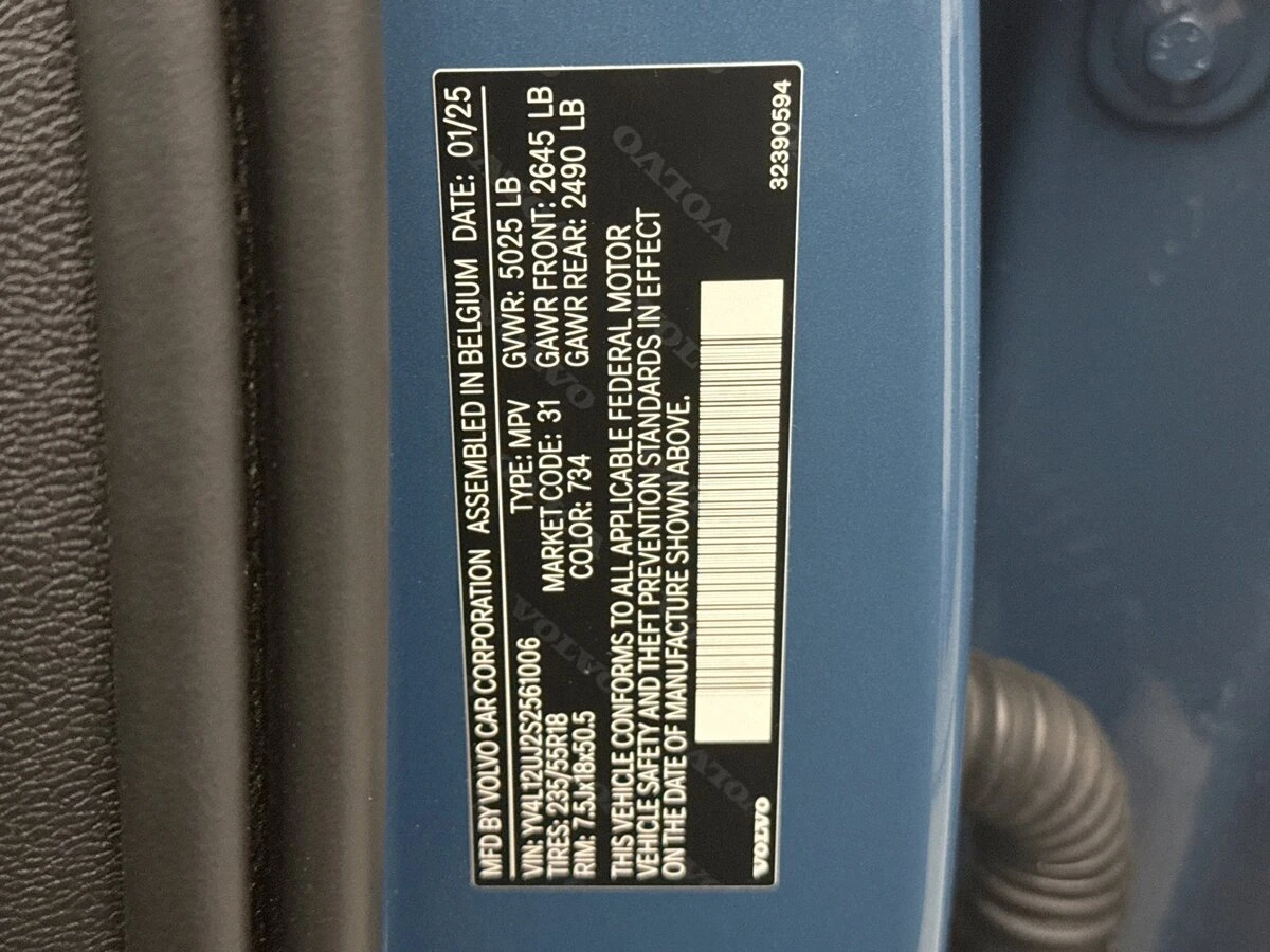 2025 Volvo - image 25