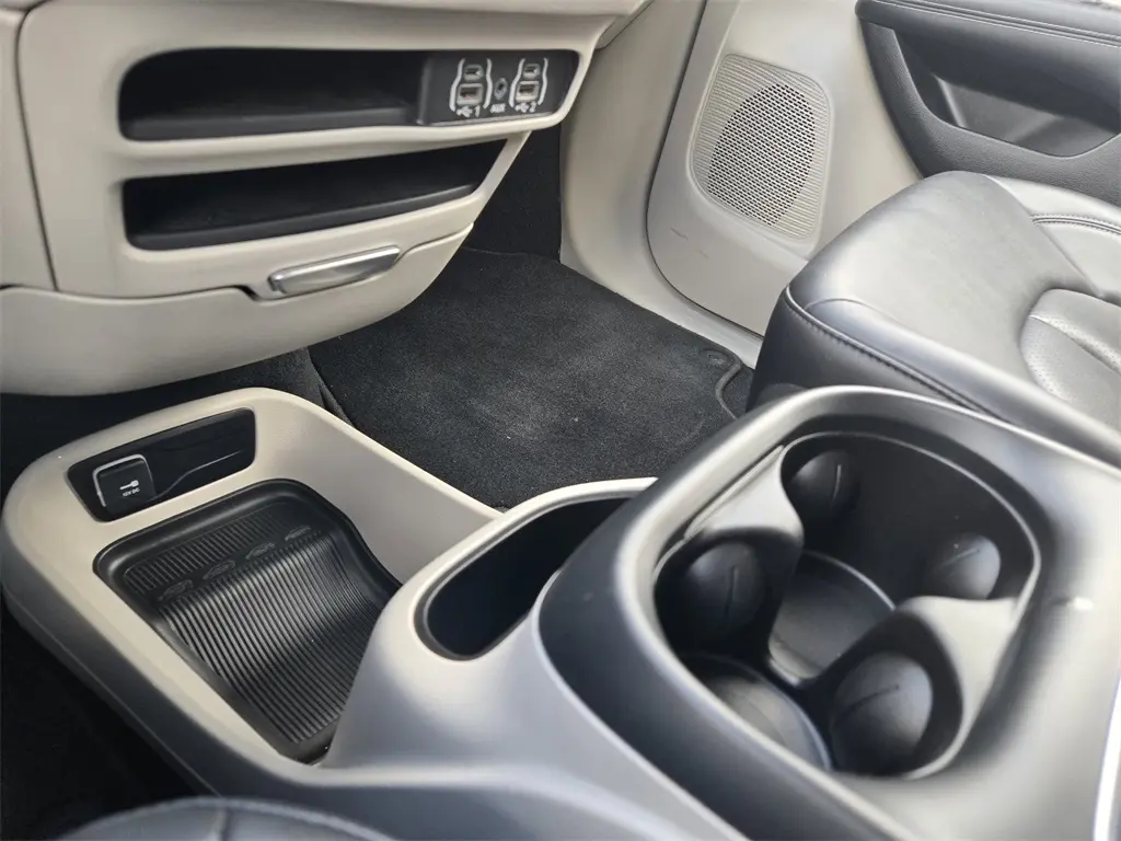 2024 Chrysler Pacifica Hybrid photo 19