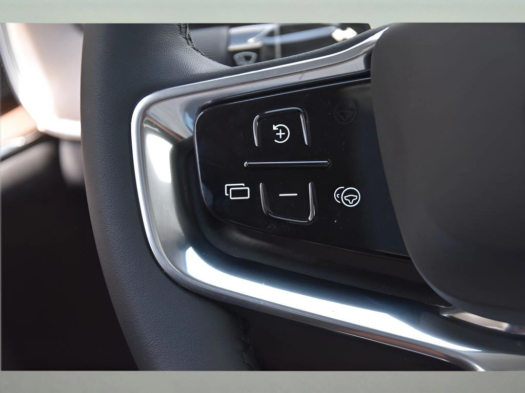 2025 Volvo - image 34