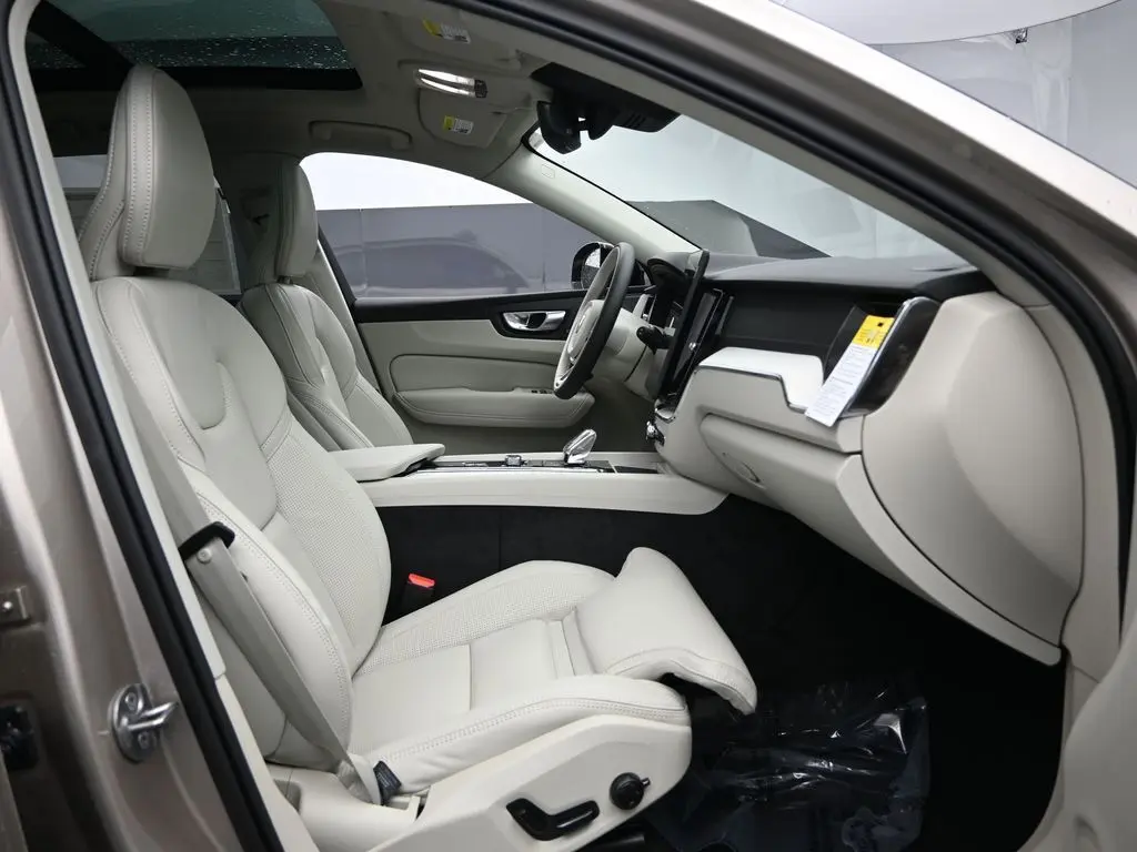 2026 Volvo - image 28