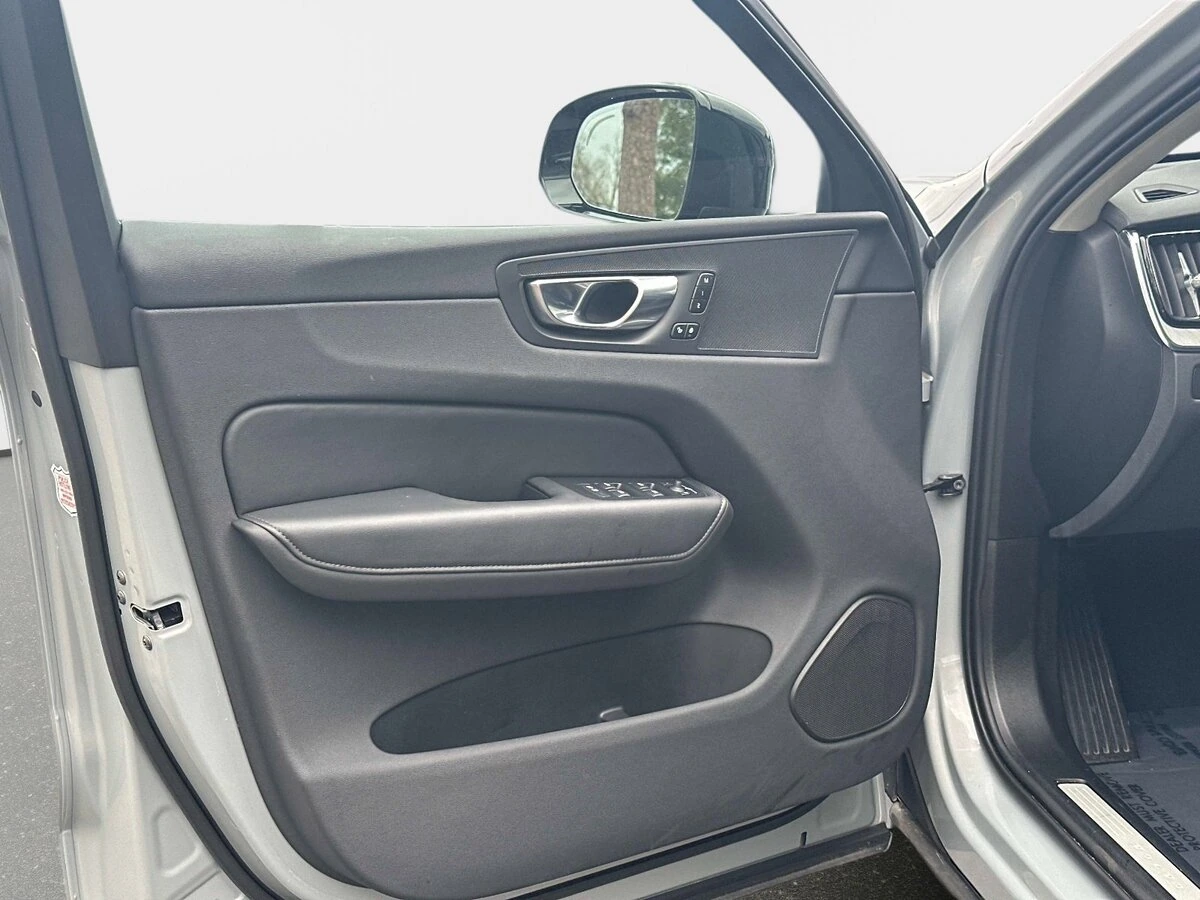 2025 Volvo - image 16