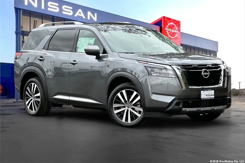 2025 Nissan Pathfinder Platinum photo 2