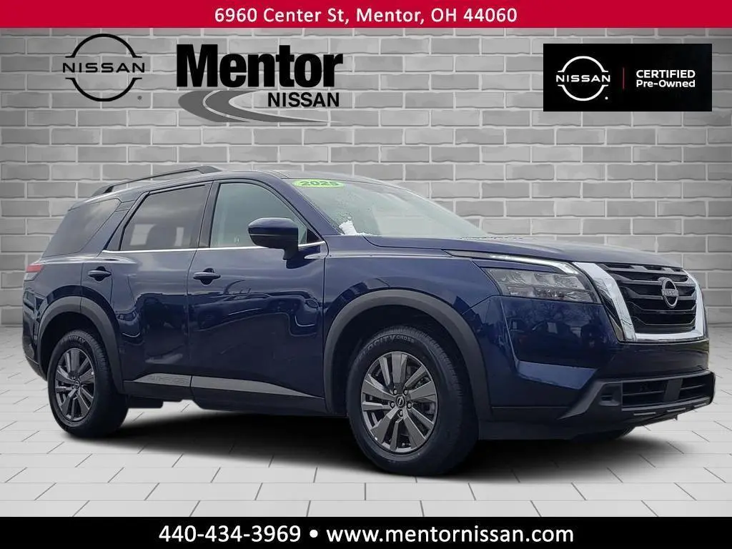 2025 Nissan Pathfinder SV's photo