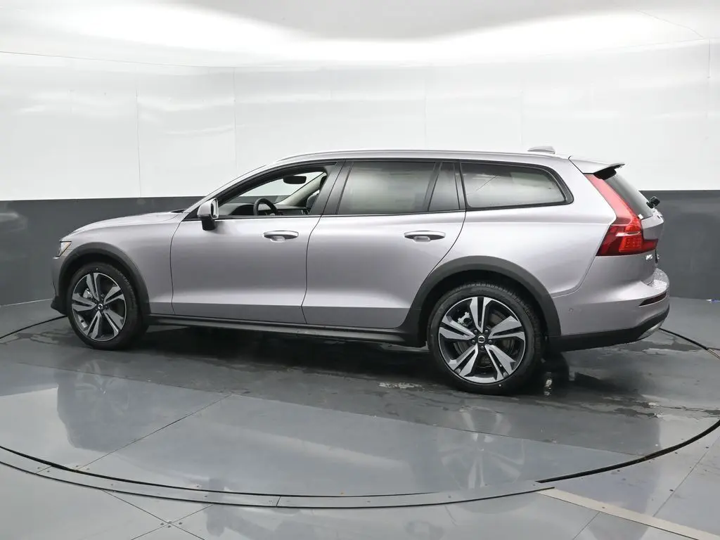 2026 Volvo - image 7