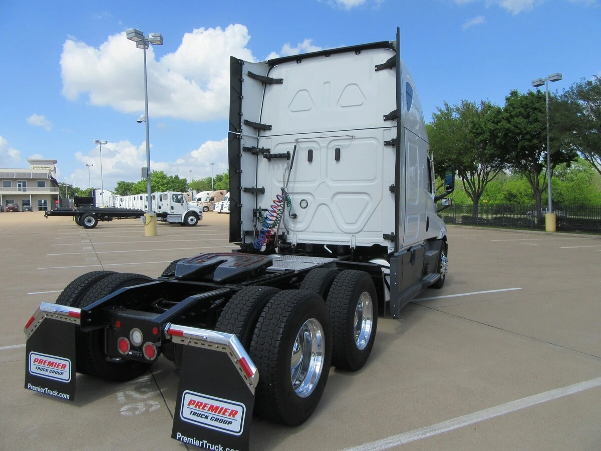 2023 Freightliner Cascadia - image 4