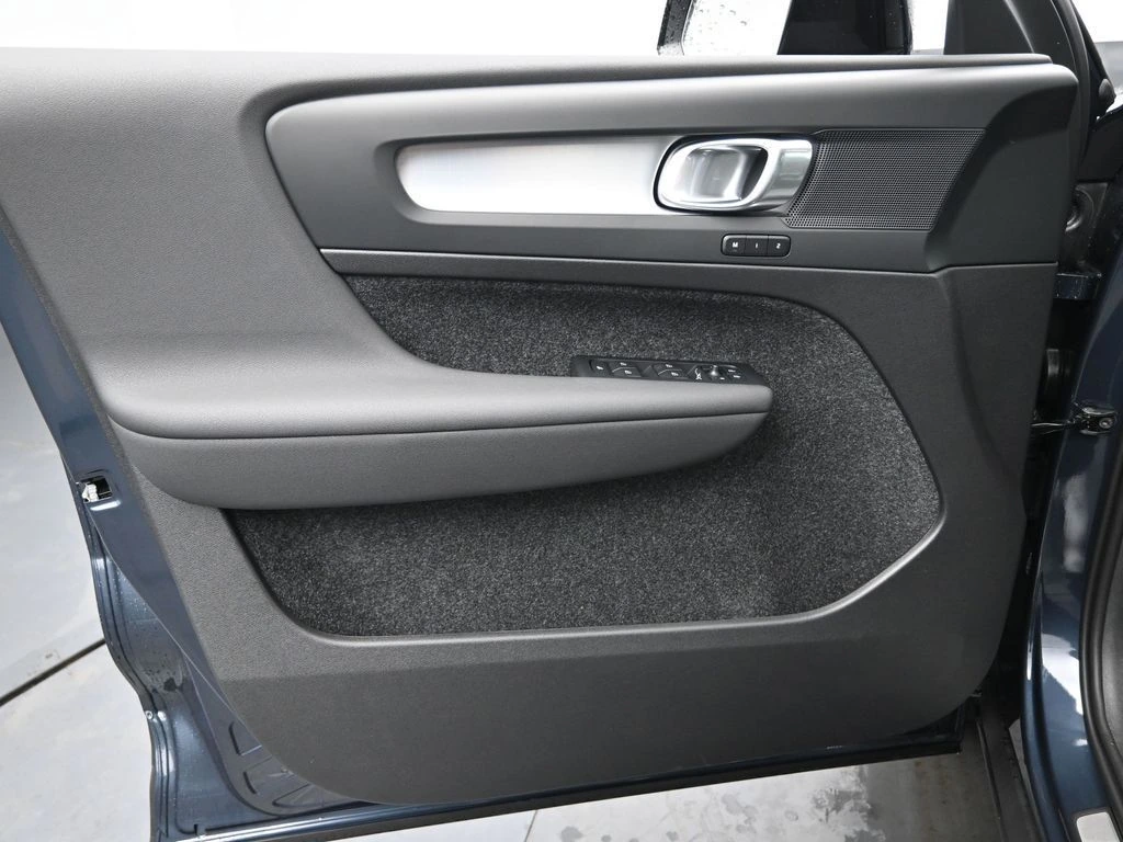 2026 Volvo - image 22