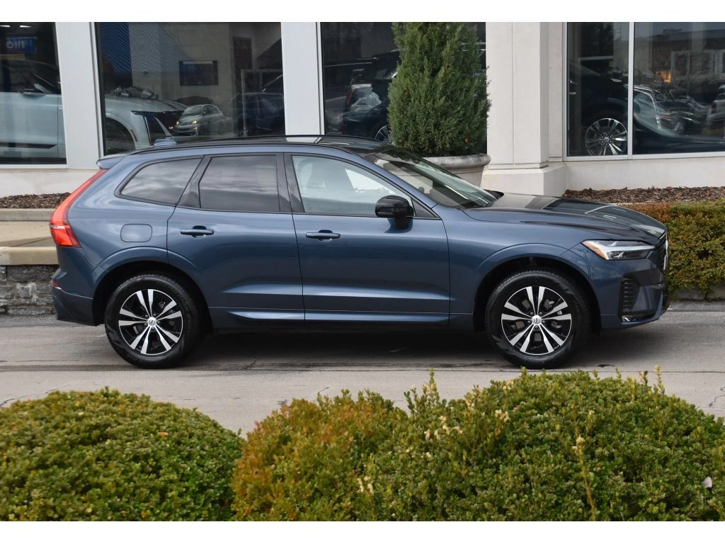 2025 Volvo - image 3