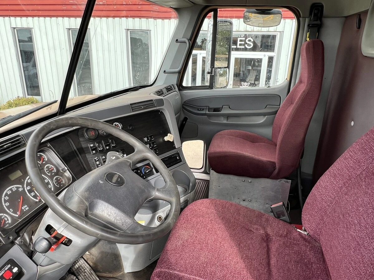 2011 Freightliner Columbia — photo 7