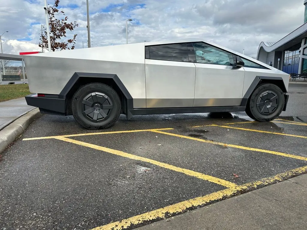 Used 2024 Tesla Cybertruck Base with VIN 7G2CEHEDXRA048817 for sale in Kansas City