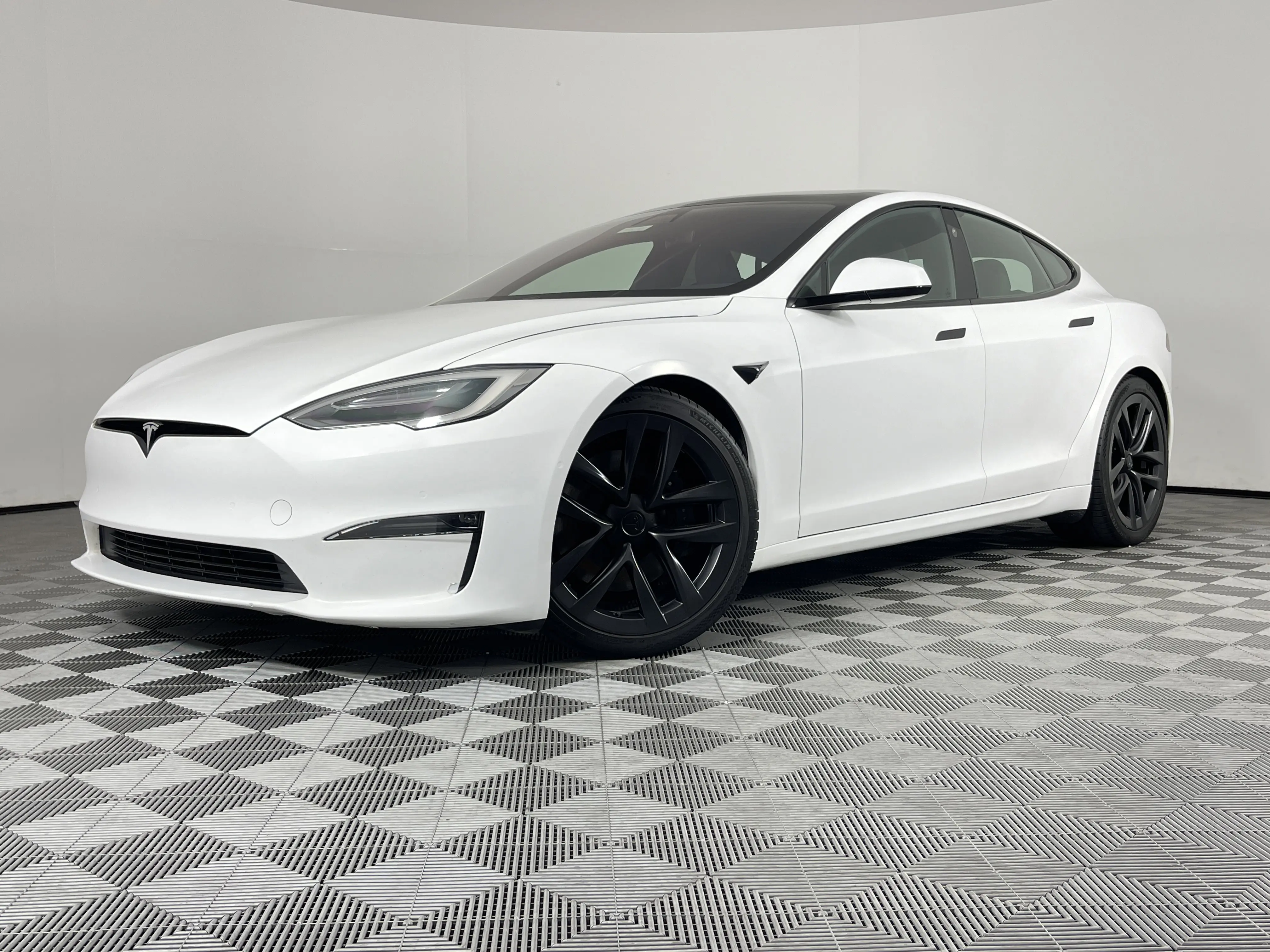 2022 Tesla Model S Plaid AWD photo 3
