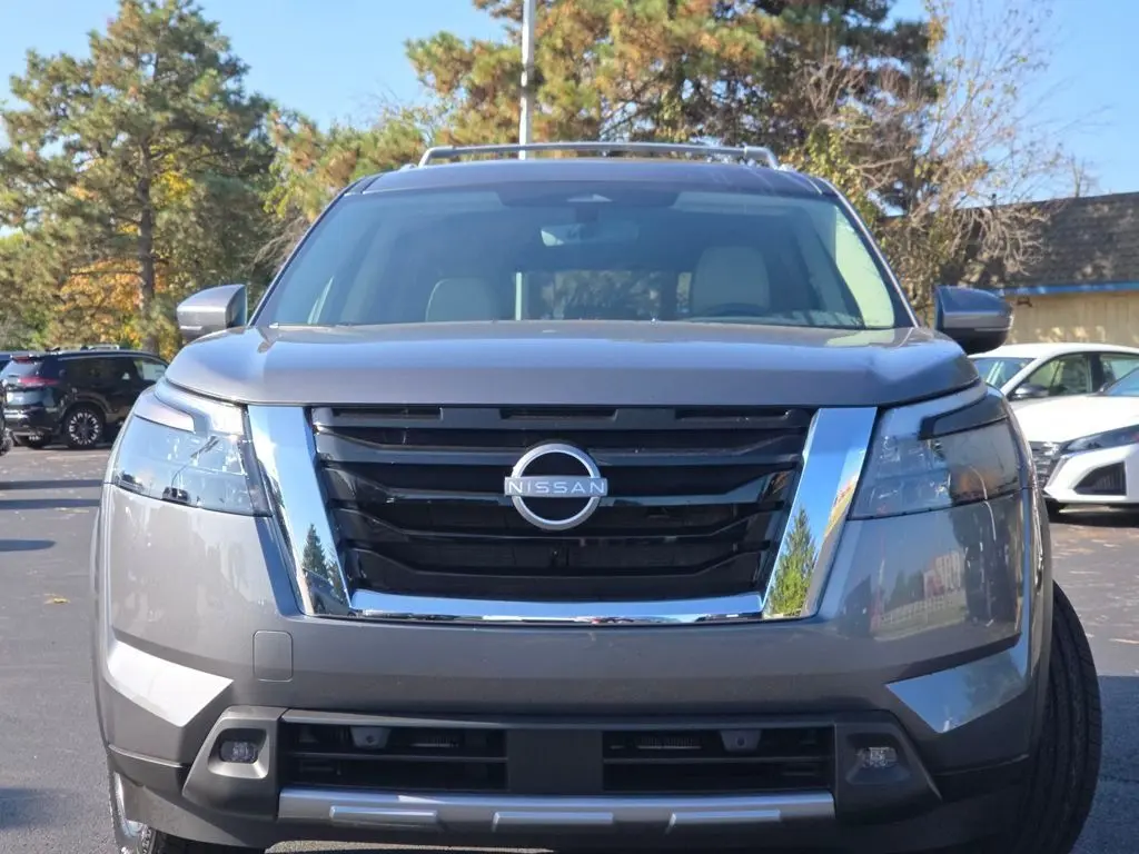 2025 Nissan Pathfinder SL photo 4