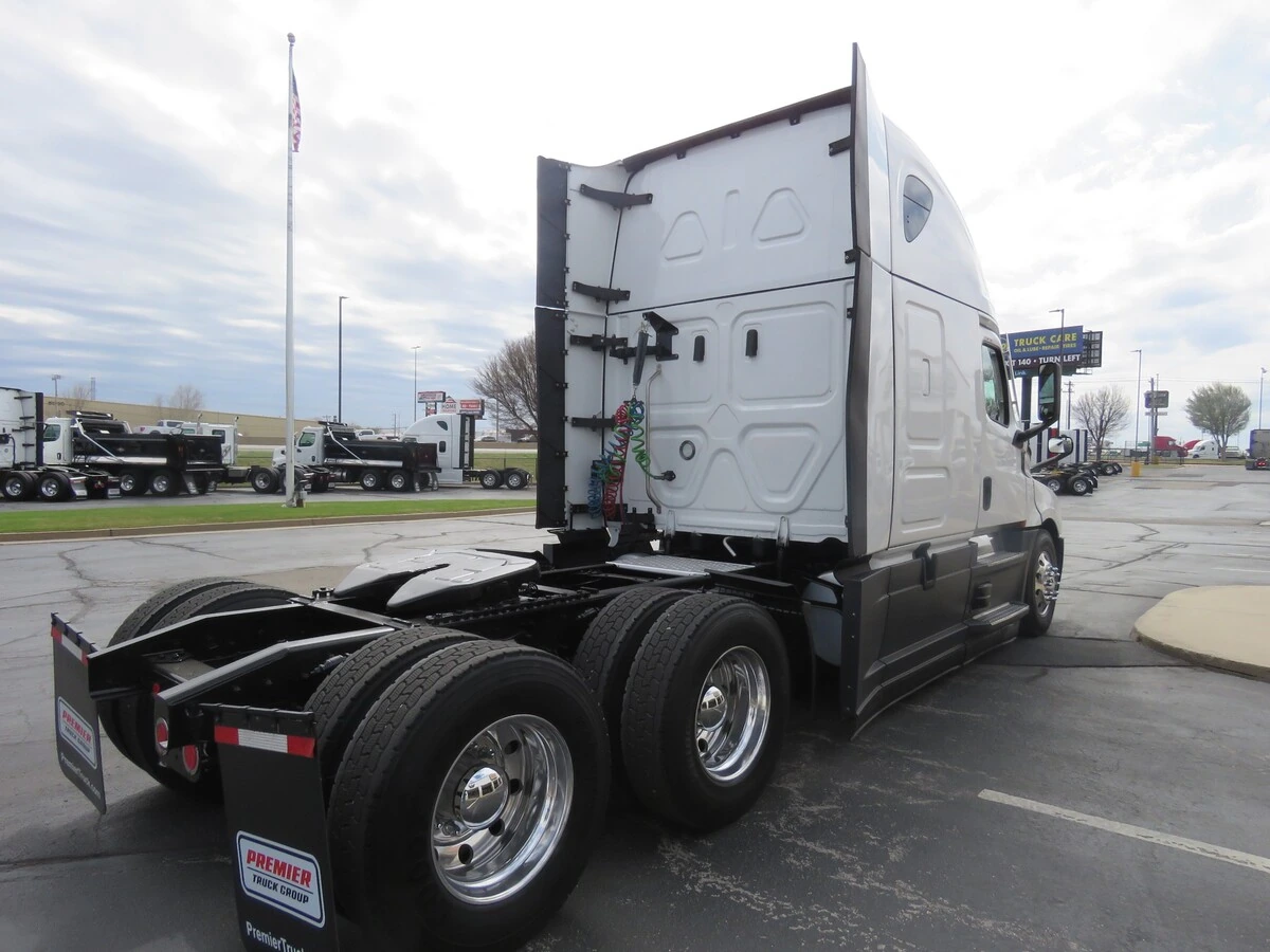 2024 Freightliner Cascadia - image 7