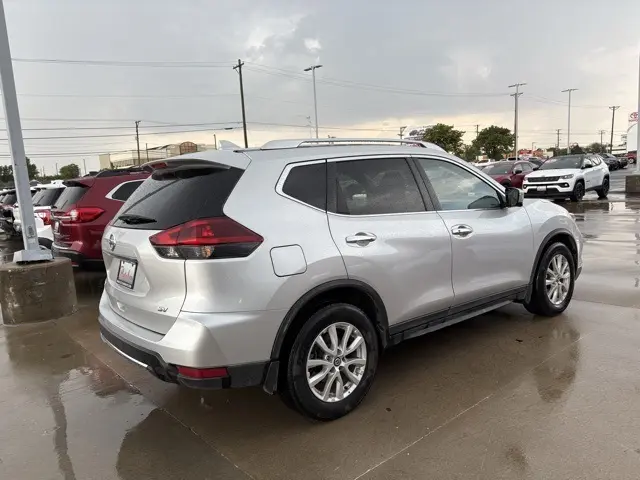 2018 Nissan Rogue SV photo 3