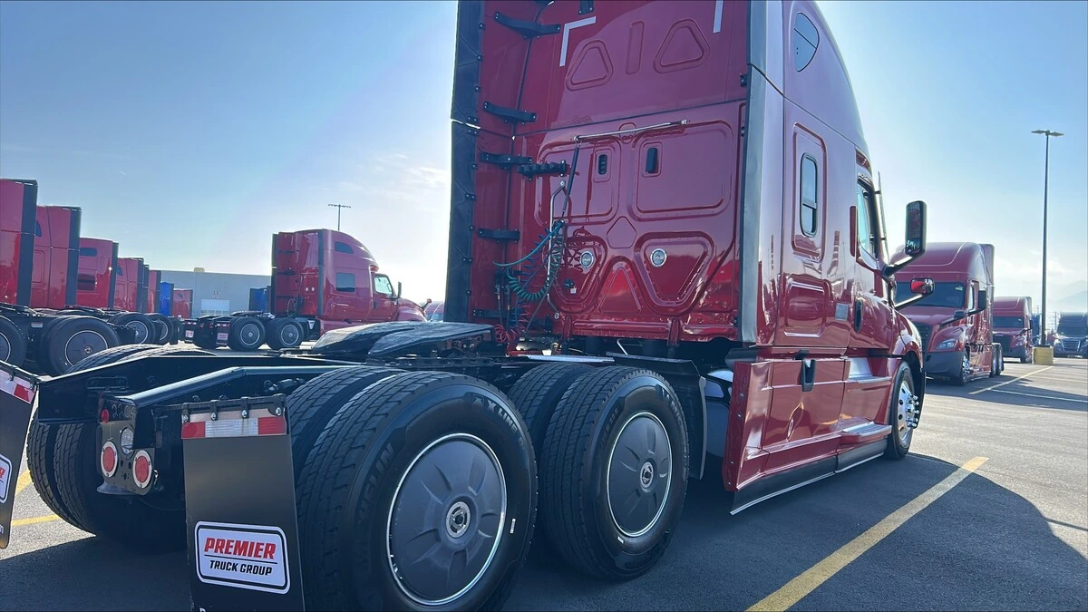 2022 Freightliner Cascadia - image 2