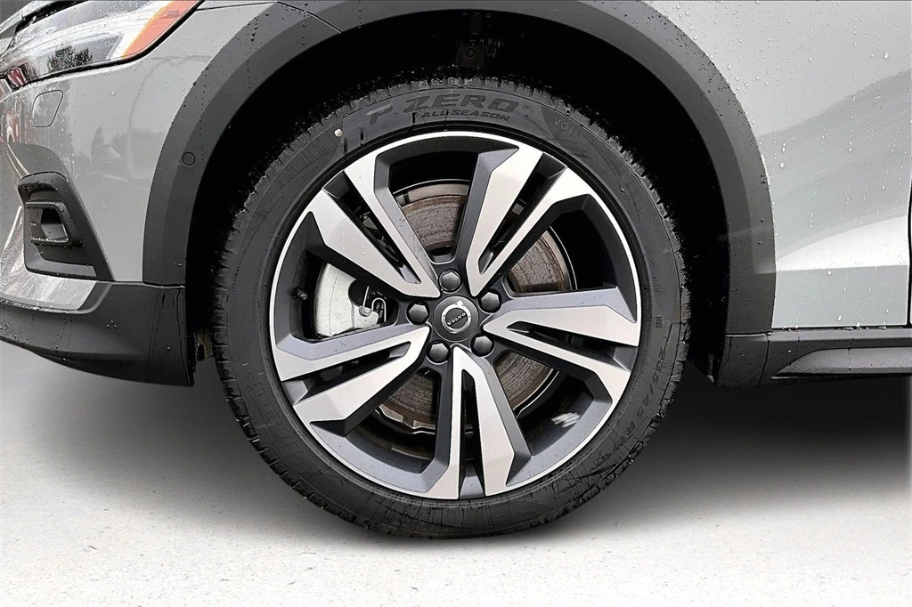 2026 Volvo - image 13