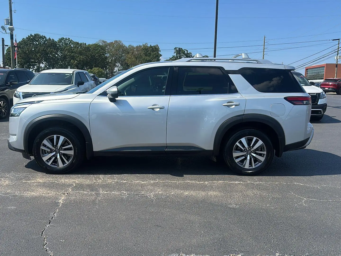 2022 Nissan Pathfinder SL photo 3