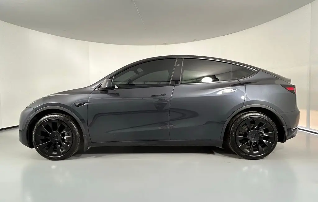 2024 Tesla Model Y Long Range photo 3