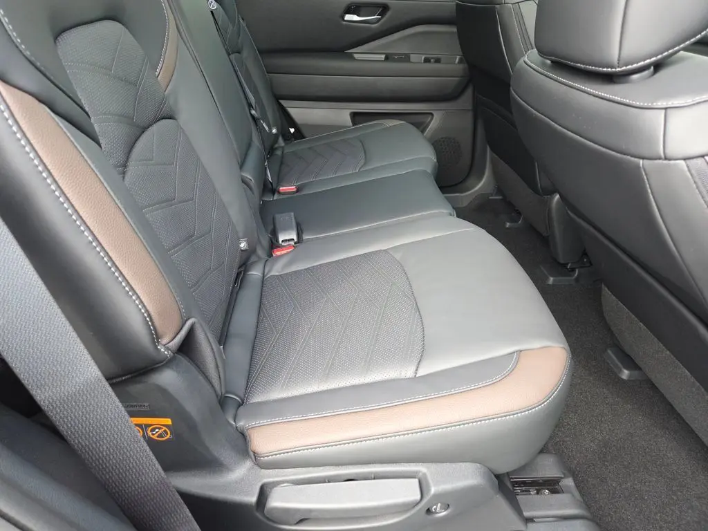 2025 Nissan Pathfinder Platinum photo 13