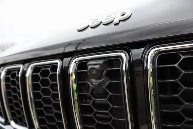 2025 Jeep Grand Cherokee Overland photo 4