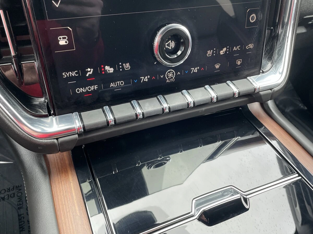 2025 GMC Yukon XL Denali - Photo 39