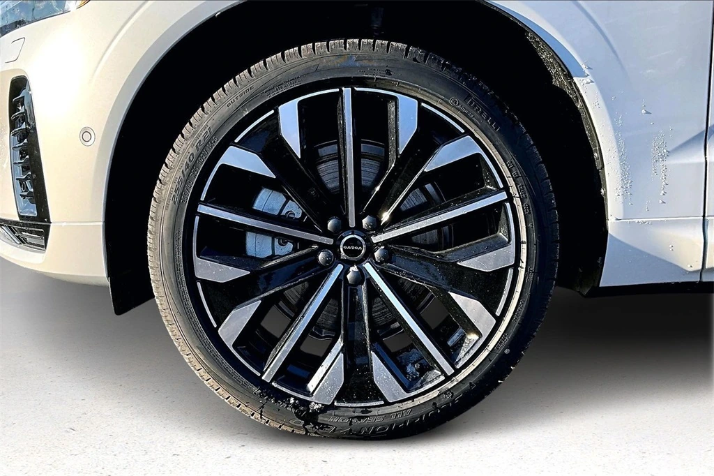 2026 Volvo - image 13