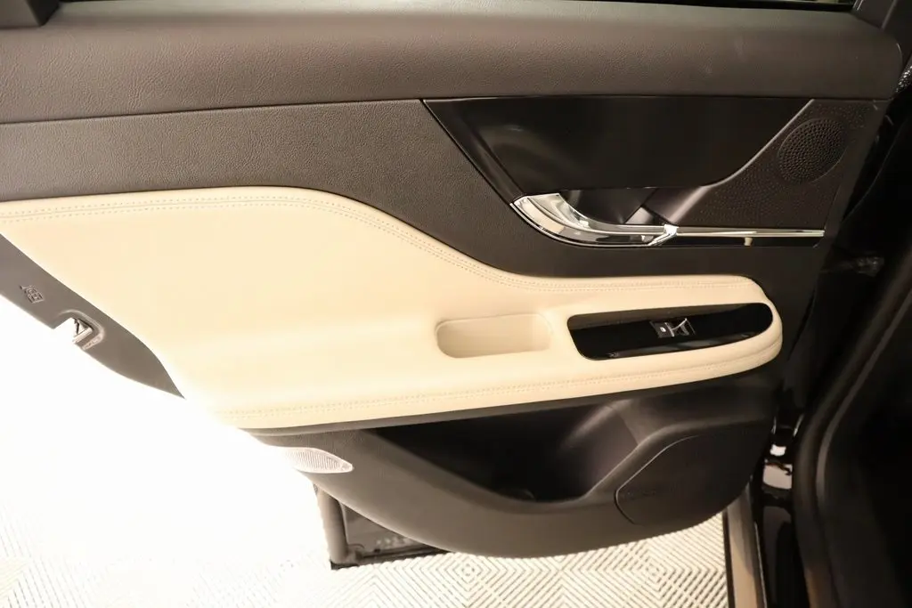 2026 Lincoln Corsair Premiere photo 16