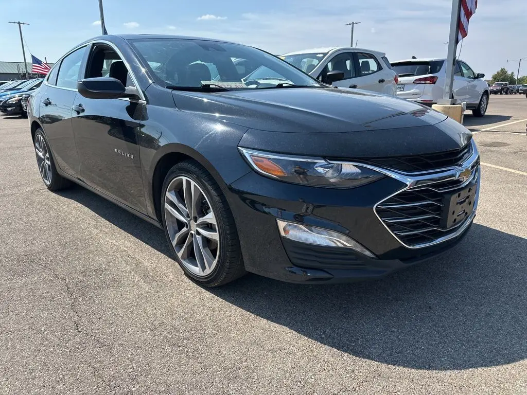 2023 Chevrolet Malibu 1LT photo 2