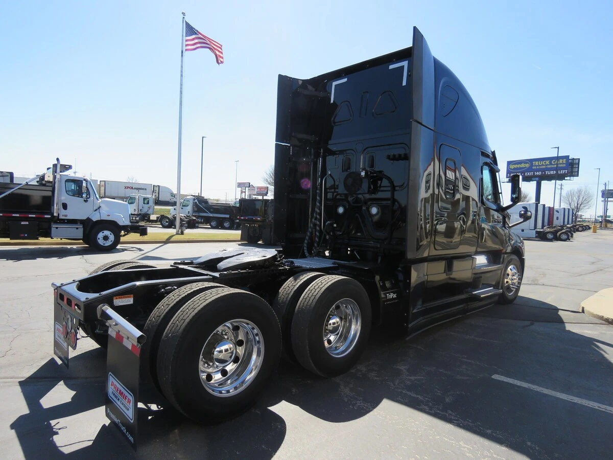 2022 Freightliner Cascadia - image 7