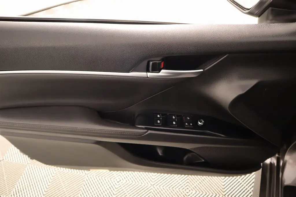 2019 Toyota Camry Hybrid LE photo 16