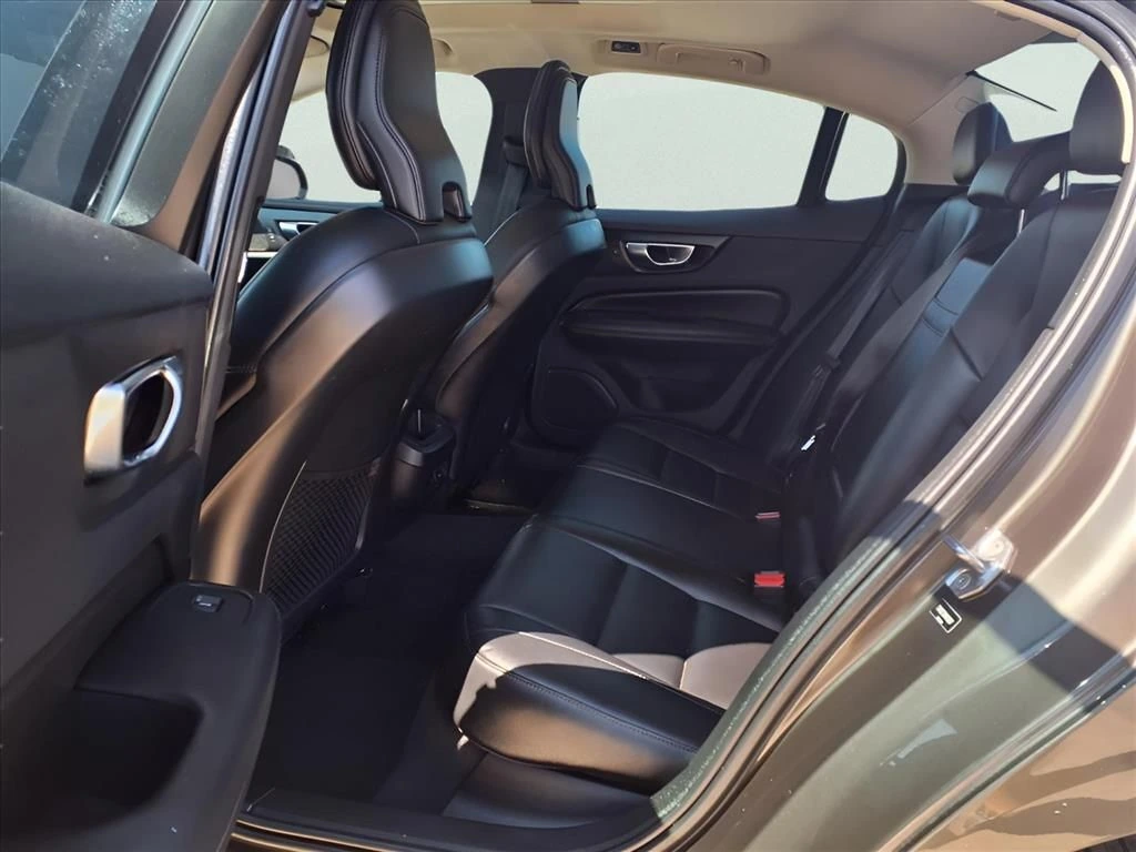 2021 Volvo - image 14