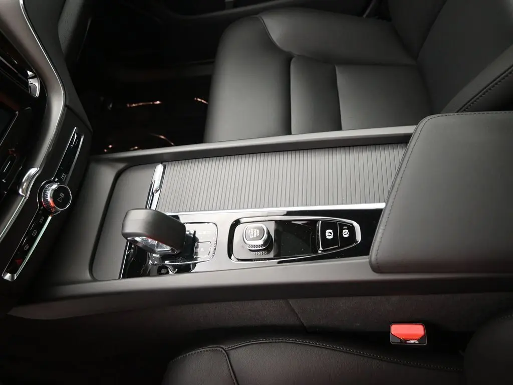 2025 Volvo - image 17