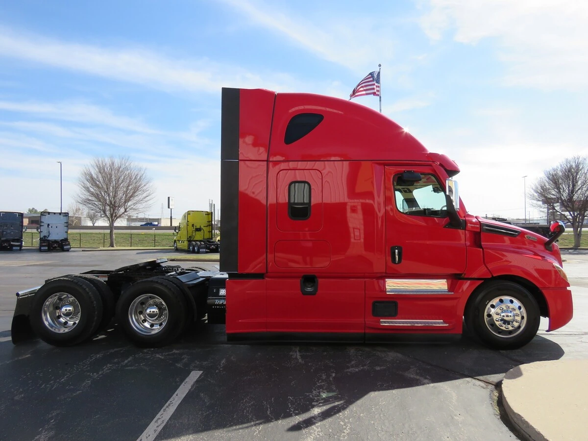 2022 Freightliner Cascadia - image 9