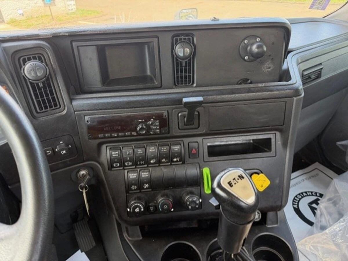 2020 International LT in Bridgeport, CT — photo 6