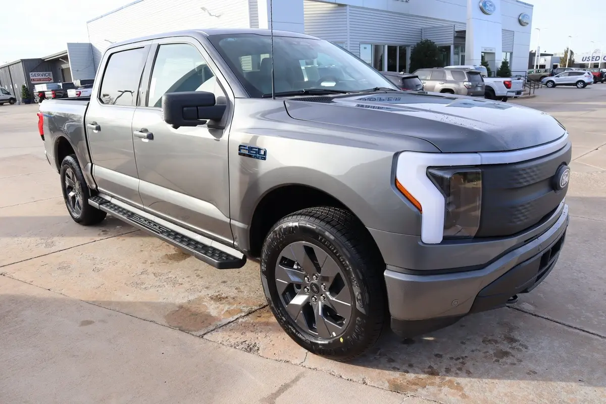 2025 Ford F-150 Lightning Flash's photo