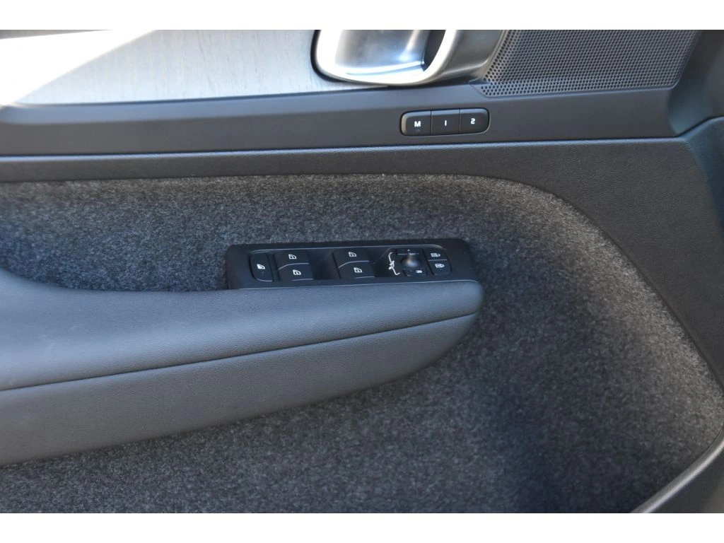 2025 Volvo - image 27