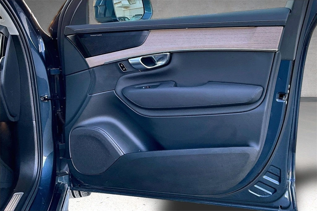 2026 Volvo - image 29